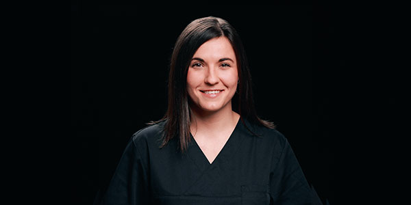 Frau Schulz, Mitarbeiterin bei dental:ly, der Praxis für Zahnmedizin für Oberschleißheim und Umgebung